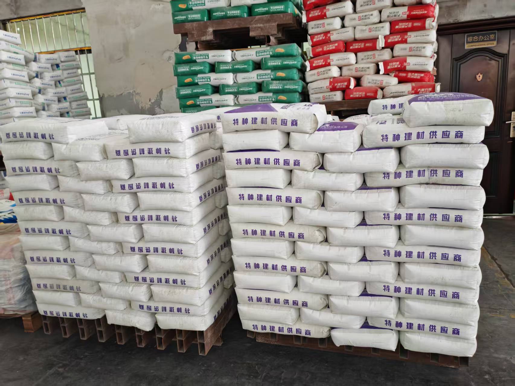 白云矿区拱顶带模注浆料