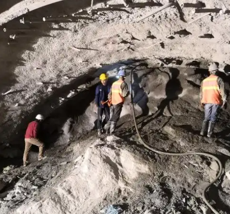 白云矿区拱顶带模注浆料的施工流程及注意事项